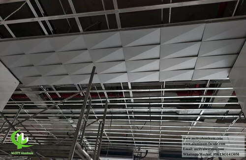 Dernières solutions de l'entreprise Installation innovante de plafond en aluminium géométrique 3D