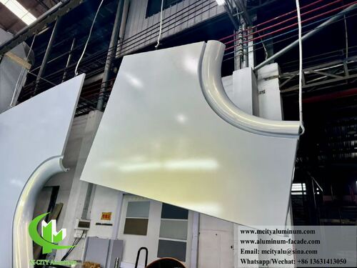 Dernières nouvelles de l'entreprise 2026 Tendances architecturales de façade: Pourquoi le panneau solide en aluminium est le meilleur choix pour les rideaux modernes?