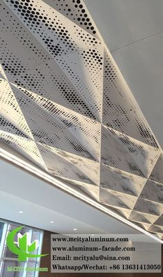 Bon prix Décoration de panneaux en aluminium pour plafond métallique perforé avec éclairage LED en ligne