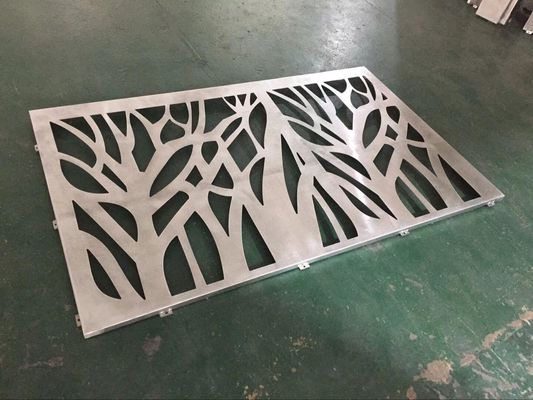 Bon prix Écran métallique décoratif recouvert en poudre de panneau d'aluminium à découpe laser à motif d'arbre 1000x2000 mm pour revêtement de façade en ligne