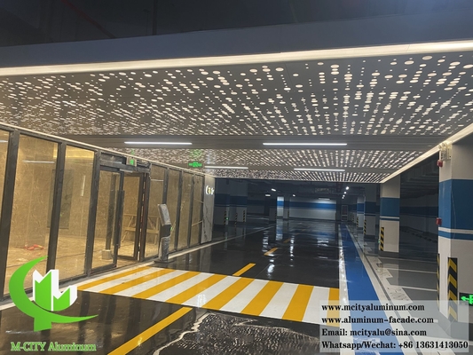 Plafond métallique perforé feuille d'aluminium Matériau durable avec lumière LED Design moderne