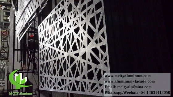 Panneaux métalliques en feuille d'aluminium perforée pour la décoration de façades de murs en béton