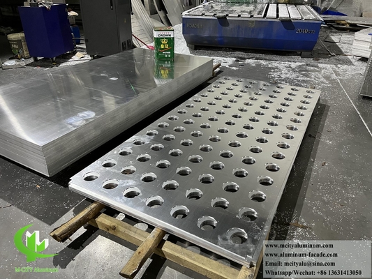 Panneau de revêtement métallique perforé CNC pour colonne avec lampe LED à l'intérieur