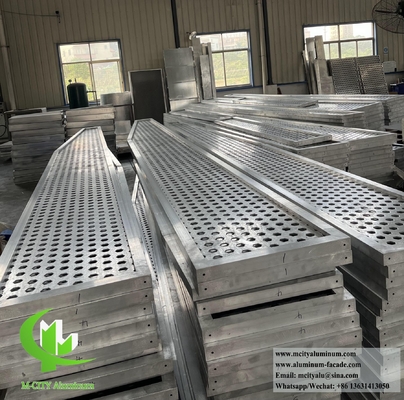 Écran en aluminium avec des ailerons métalliques perforés pour la décoration de façade
