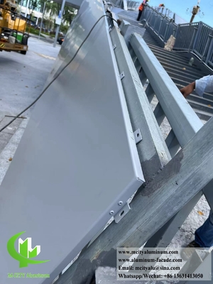 Plaque d'aluminium à écran métallique décoration extérieure rails PVDF Sliver Aluminium solide