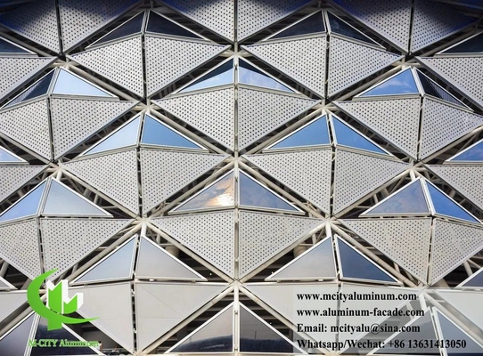 Le revêtement en aluminium est couvert par un revêtement PVDF durable.