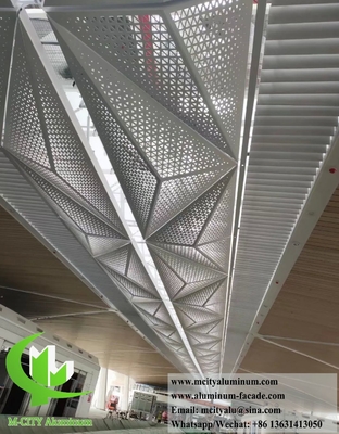 Le revêtement en aluminium est couvert par un revêtement PVDF durable.