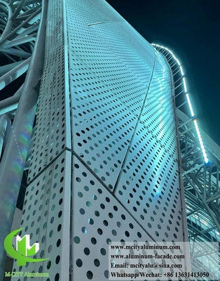 Perforation de revêtements métalliques avec des trous en feuille d'aluminium massif à motif