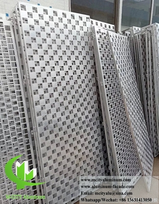 Écrans perforés extérieurs de façade en aluminium