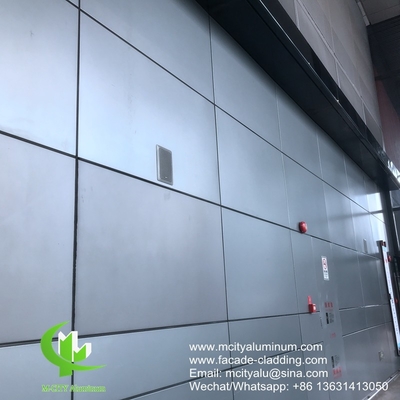 Façade AUDI TERMINAL Parement perforé revêtement en aluminium