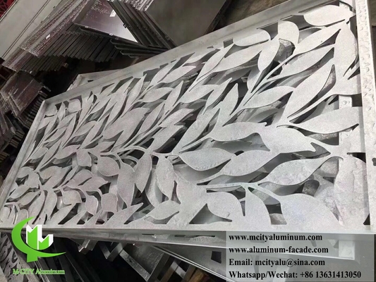 Coupe au laser de panneaux de revêtement métalliques
