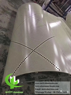Dimensions personnalisées pour les panneaux de façade en aluminium perforé revêtement métallique pour enveloppe architecturale et la décoration