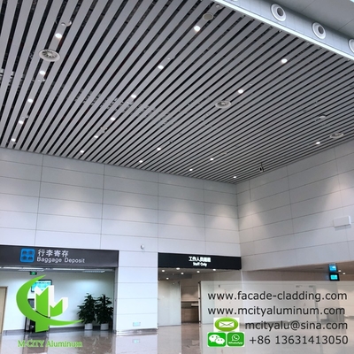 plafond en aluminium plafond en bande pour l'intérieur et l'extérieur en poudre recouvert de blanc ignifuge