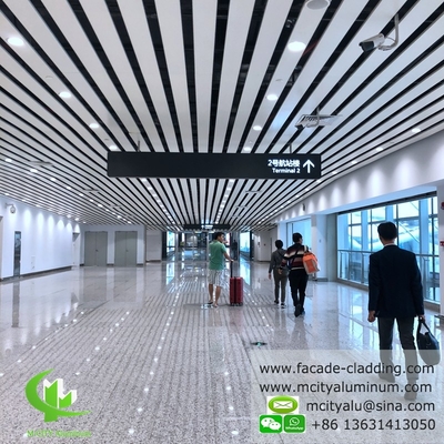 Plafond en tôle d'aluminium, plafond en bande pour intérieur et extérieur, revêtu de poudre blanche, résistant au feu