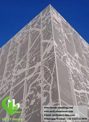 Façades métalliques avec trous ronds perforés