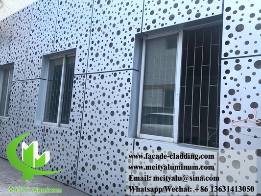 Façades métalliques avec trous ronds perforés