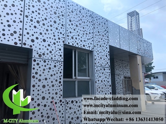 Façades métalliques avec trous ronds perforés