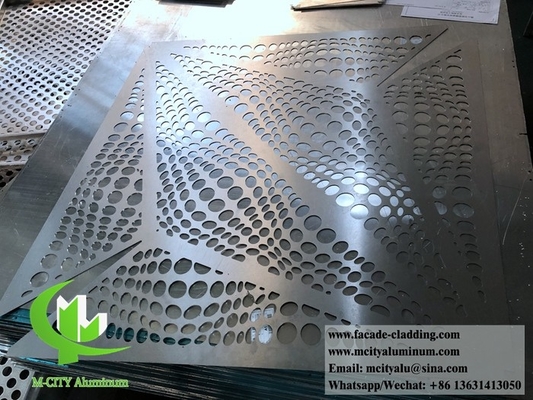 Façades métalliques en tôle d'aluminium massif perforées