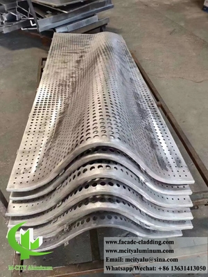 Forme 3D revêtement métallique perforé façades en aluminium trous ronds couleur argentée pour le mur du bâtiment
