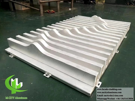 revêtement métallique perforé en feuille d'aluminium, revêtement creux à découpe laser pour façades de bâtiments
