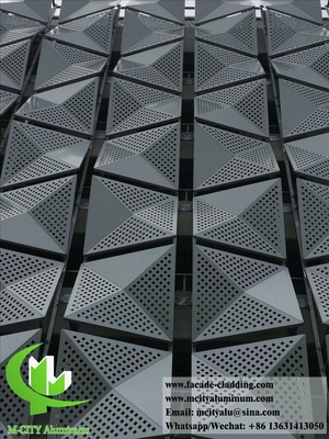 Forme 3D revêtement métallique perforé façades en aluminium trous ronds couleur argentée pour le mur du bâtiment
