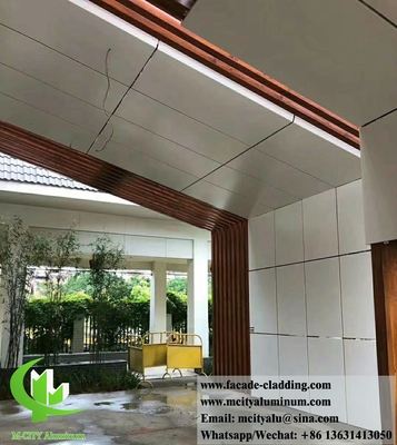 Panneaux d'aluminium pour revêtement de murs, perforés à l'intérieur par un écran métallique