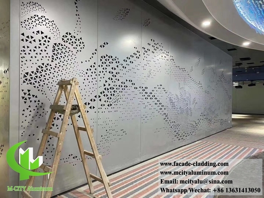 Panneaux d'aluminium pour revêtement de murs, perforés à l'intérieur par un écran métallique