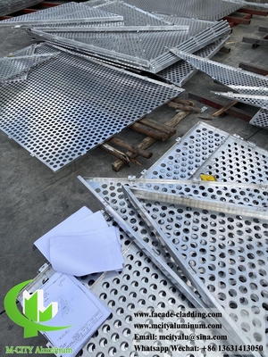 Chine Façade métallique perforée en feuille d'aluminium PVDF à l'épaisseur de 2 mm couleur champagne