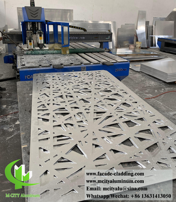 Dispositif de décoration en aluminium pour la décoration de rails de clôtures