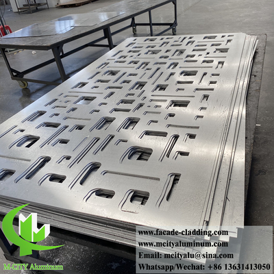 Écrans métalliques perforés, façade revêtue d'aluminium, panneaux solides, feuille métallique à motifs décoratifs