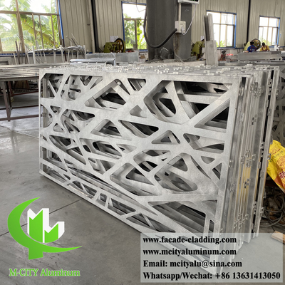 Dispositif de décoration en aluminium pour la décoration de rails de clôtures