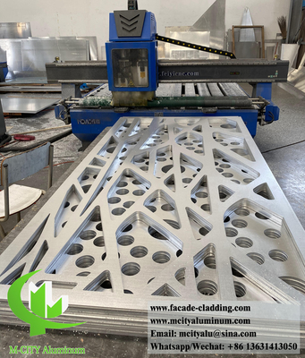 Dispositif de décoration en aluminium pour la décoration de rails de clôtures