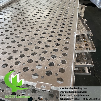 Panneau de tôle d'aluminium perforé décoratif en forme hexagonale en poudre couverte de couleur grise