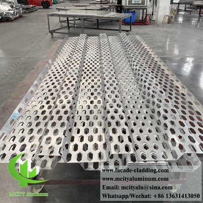 Panneau de tôle d'aluminium perforé décoratif en forme hexagonale en poudre couverte de couleur grise