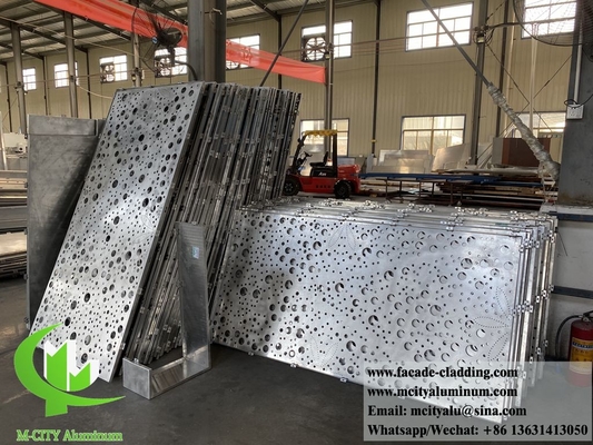 Système de façades en aluminium revêtues de métal sur mesure avec des motifs décoratifs perforés