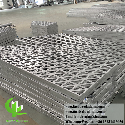 Système de façades en aluminium revêtues de métal sur mesure avec des motifs décoratifs perforés