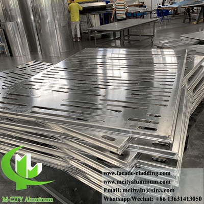 Panneaux de revêtement métallique creux gravés en cnc façades en aluminium pour la décoration de murs de bâtiments