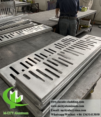 Panneaux de revêtement métallique creux gravés en cnc façades en aluminium pour la décoration de murs de bâtiments