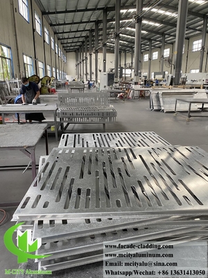 Panneaux métalliques perforés en feuille d'aluminium pour façade de couleur bois