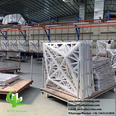 Vêtements en aluminium architectural PVDF Couleur dorée Écran métallique Durable Finition anti-rouilleur ignifuge Classe 1