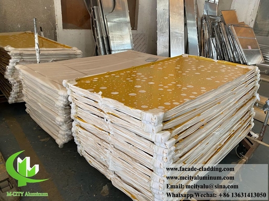 Vêtements en aluminium architectural PVDF Couleur dorée Écran métallique Durable Finition anti-rouilleur ignifuge Classe 1