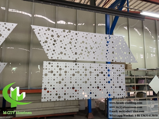 Perforation de feuille d'aluminium pour le revêtement de murs de bâtiment PVDF couleur blanche 20 ans de garantie