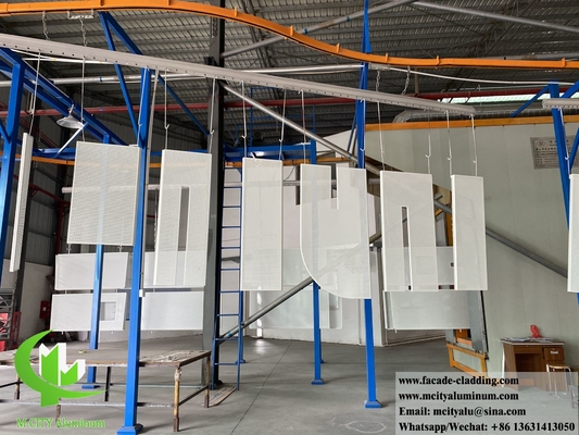 Perforation de feuille d'aluminium pour le revêtement de murs de bâtiment PVDF couleur blanche 20 ans de garantie