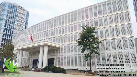 Perforation de tôle en aluminium PVDF en poudre revêtue de couleur blanche d'une épaisseur de 3 mm pour revêtements muraux