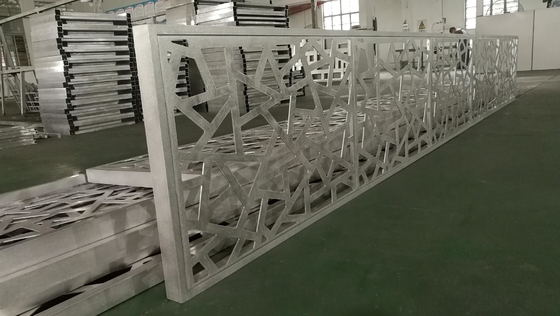 Panneaux de revêtement d'aluminium coupés au laser avec couche de finition en poudre couverte de couleur de tranche d'épaisseur de 3 mm