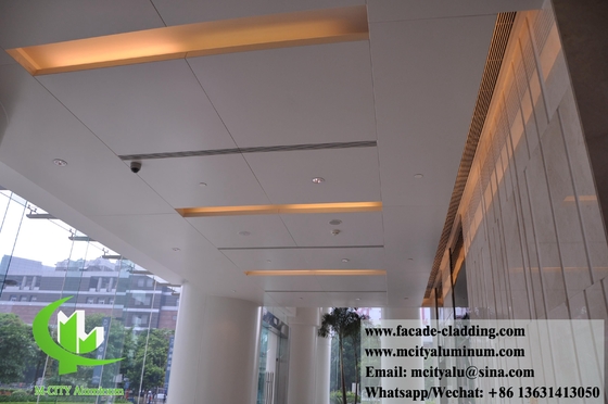 Panneau de revêtement de façade en aluminium perforé PVDF Blanc revêtement durable 15 ans Garantie 3 mm d'épaisseur