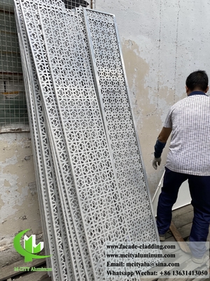 Écrans métalliques découpés au laser Modèles creux couleur dorée Panneaux de revêtement muraux architecturaux