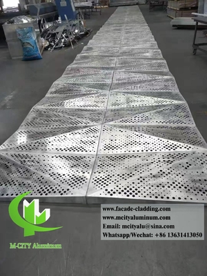 Panneau d'aluminium perforé avec motif de perforation pour plafond avec éclairage LED