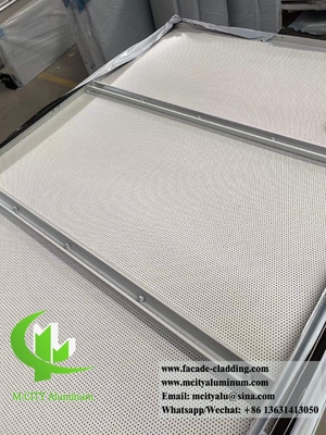 Plafond métallique perforé Panneau solide d'aluminium anti-rouille Décoration du plafond intérieur et extérieur