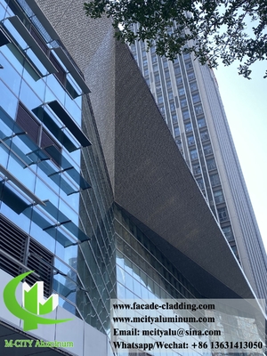 Parement métallique perforé extérieur, façades, panneaux en aluminium, couleur gris métallique